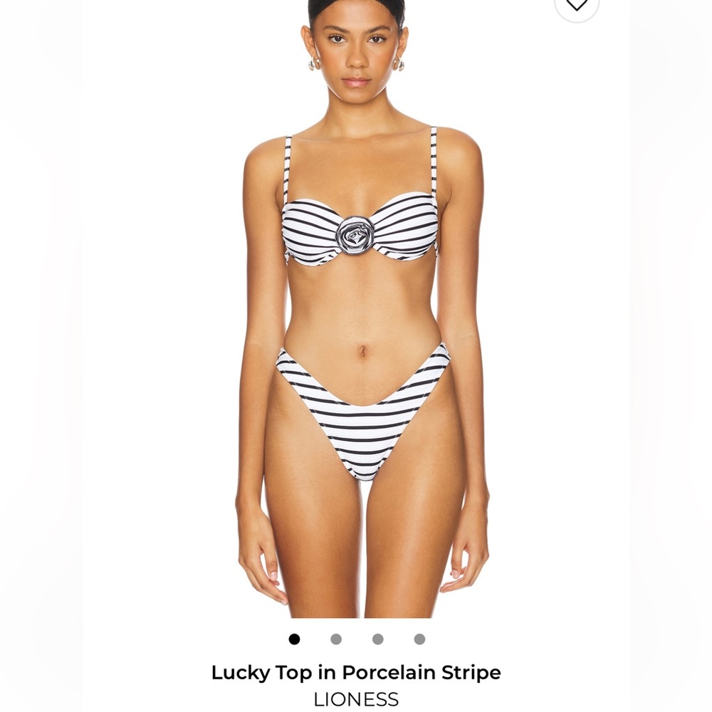 Lioness Porcelain Stripe Bikini set
Top : XS
Bottom : Small
